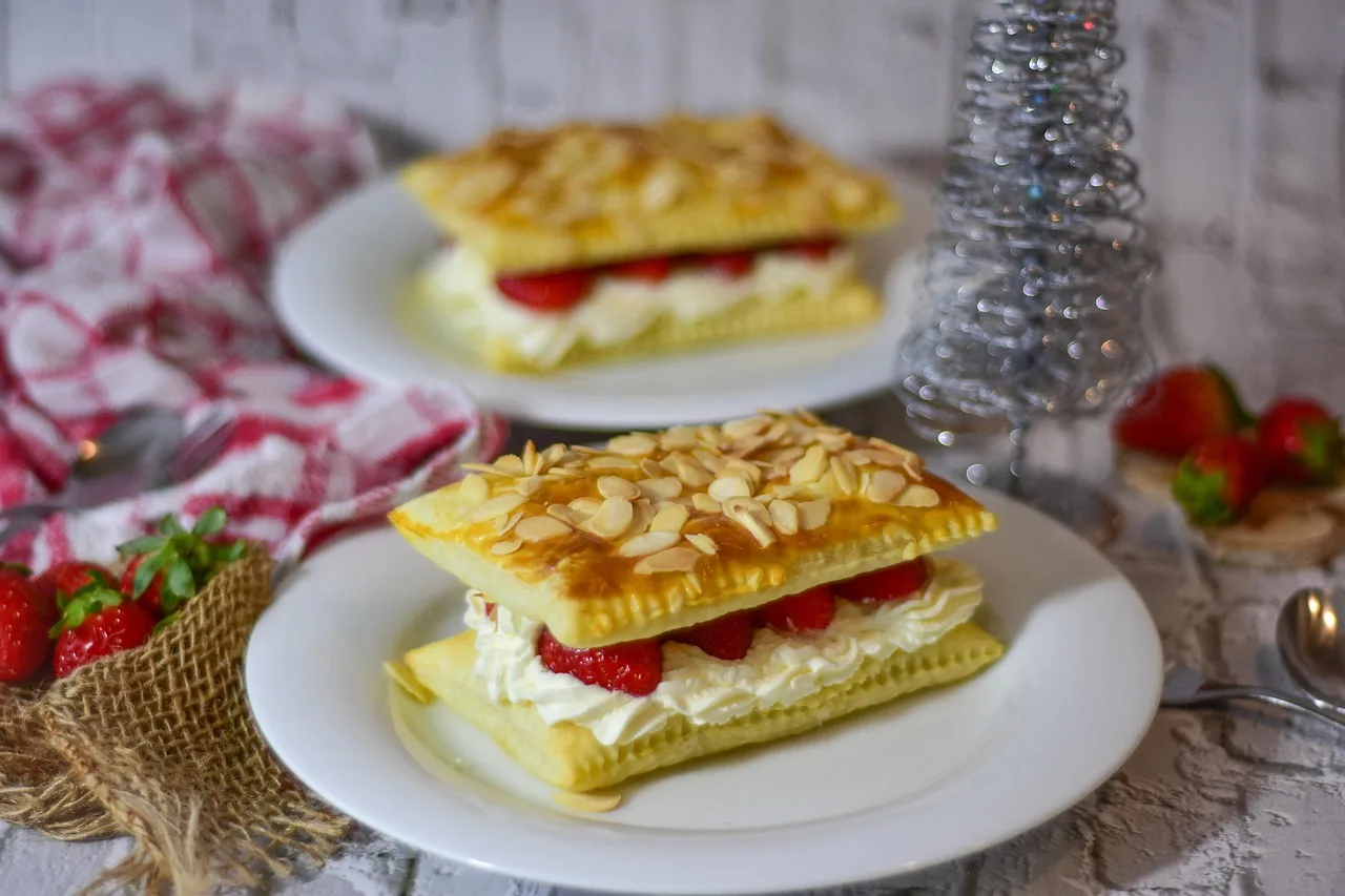 Çilekli kremalı milföy tatlısı - lezzetli kek