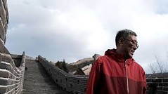 Çin Seddi Merdivenlerinde Kırmızı Montlu Gezgin ve Bulutlu Göklerin Uyumu