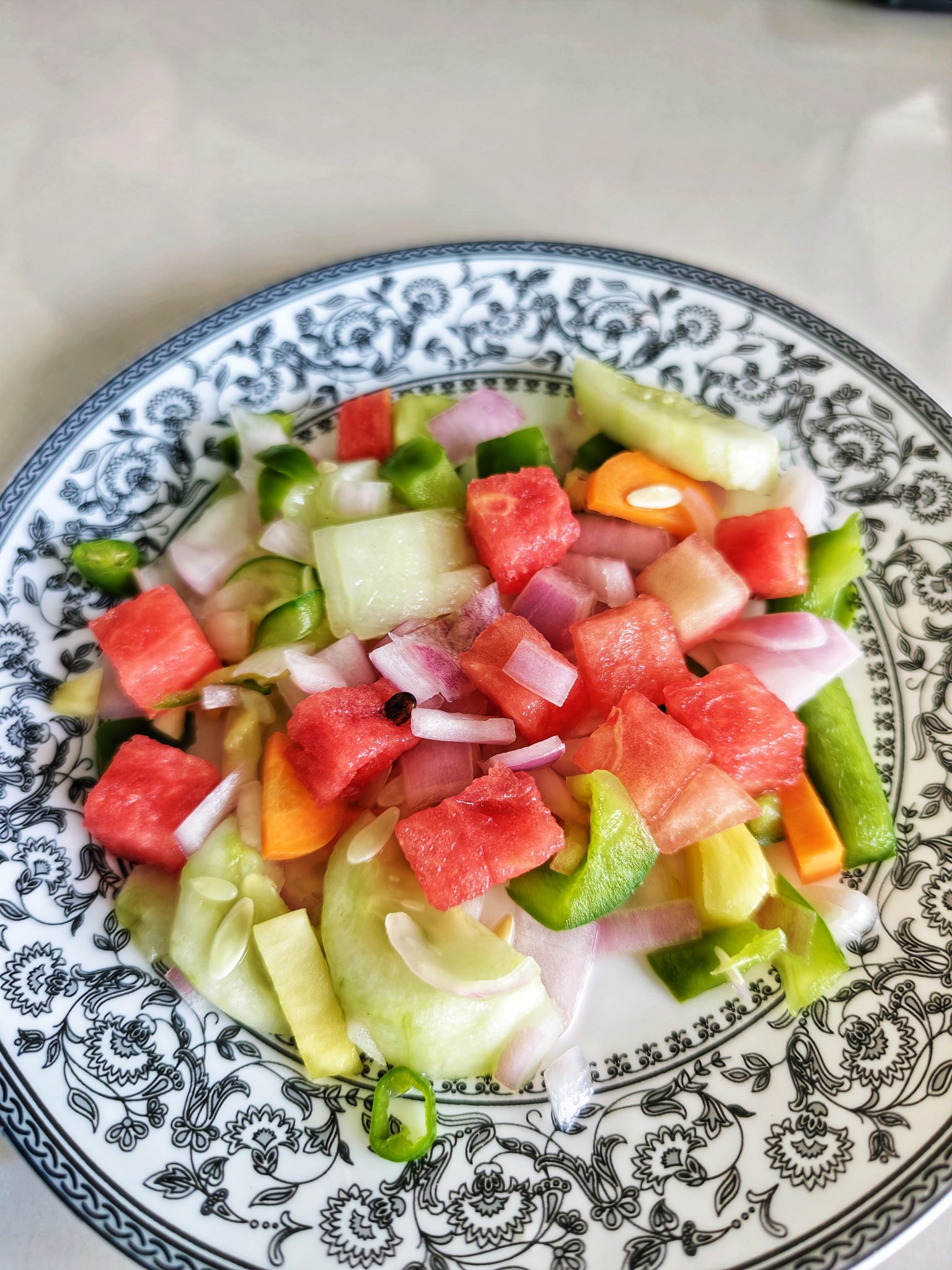 çini desenli tabakta karpuzlu salatalıklı soğanlı taze yaz salatası tarifi