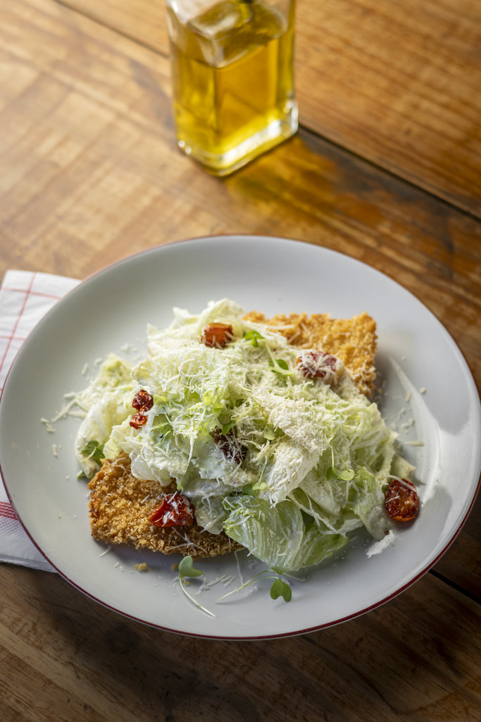 Çıtır Tavuk Pane Üzerinde Yeşil Salata ve Parmesan Soslu Tarif
