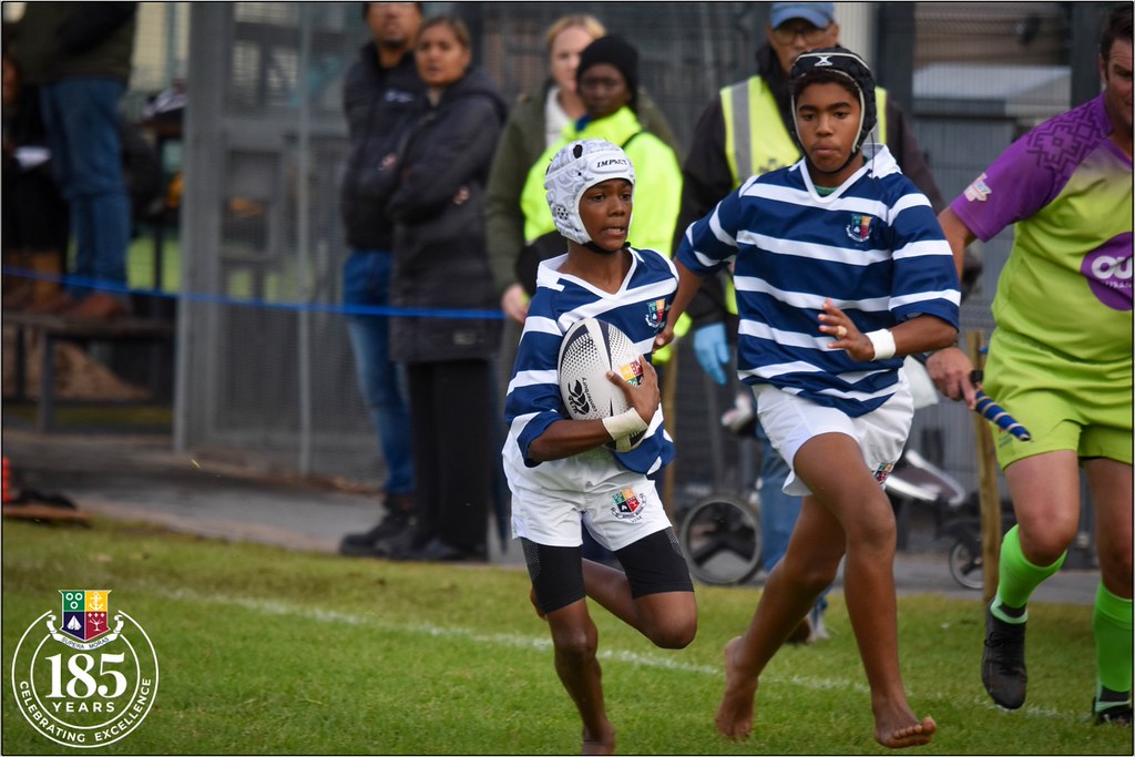 Çizgili Formalı Genç Rugby Oyuncularının Sahada Adrenalin Dolu Mücadele Anları
