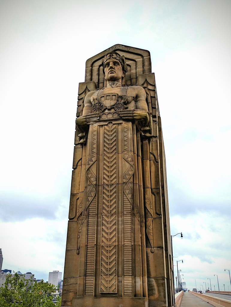 Cleveland'ın Efsanevi Art Deco Köprü Heykelleri ve Gökdelen Manzarası