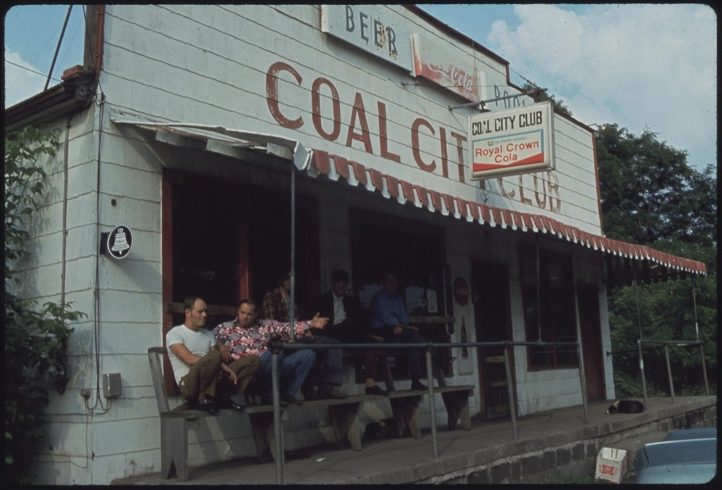 Coal City Club Önünde Oturan Adamlar ve Nostaljik Kırsal Yaşam Atmosferi