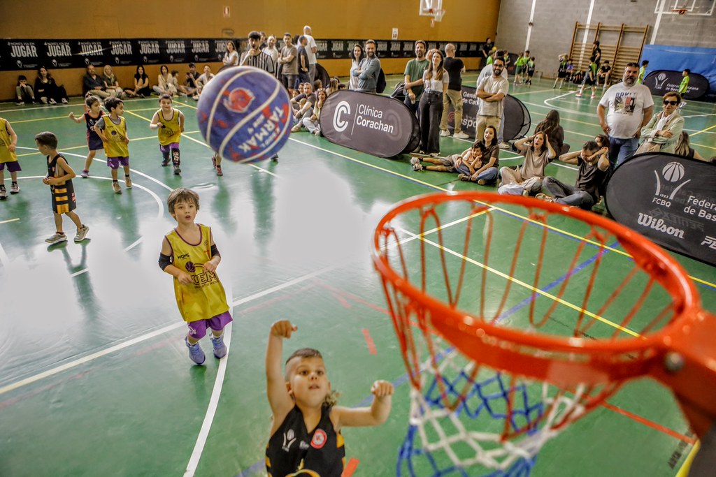 Çocuk basketbol turnuvasında potaya atış yapan minik sporcu ve heyecanlı anlar