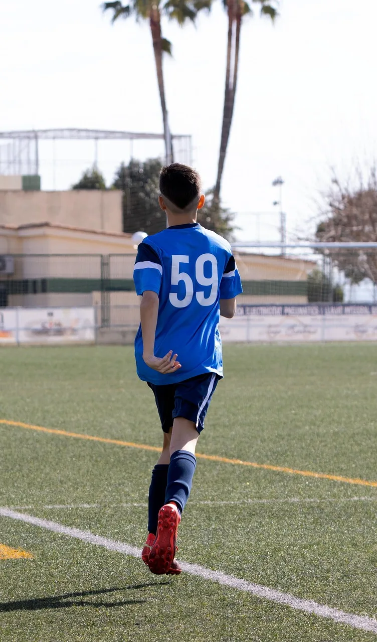 Çocuk saç kesimi sonrası futbol anı