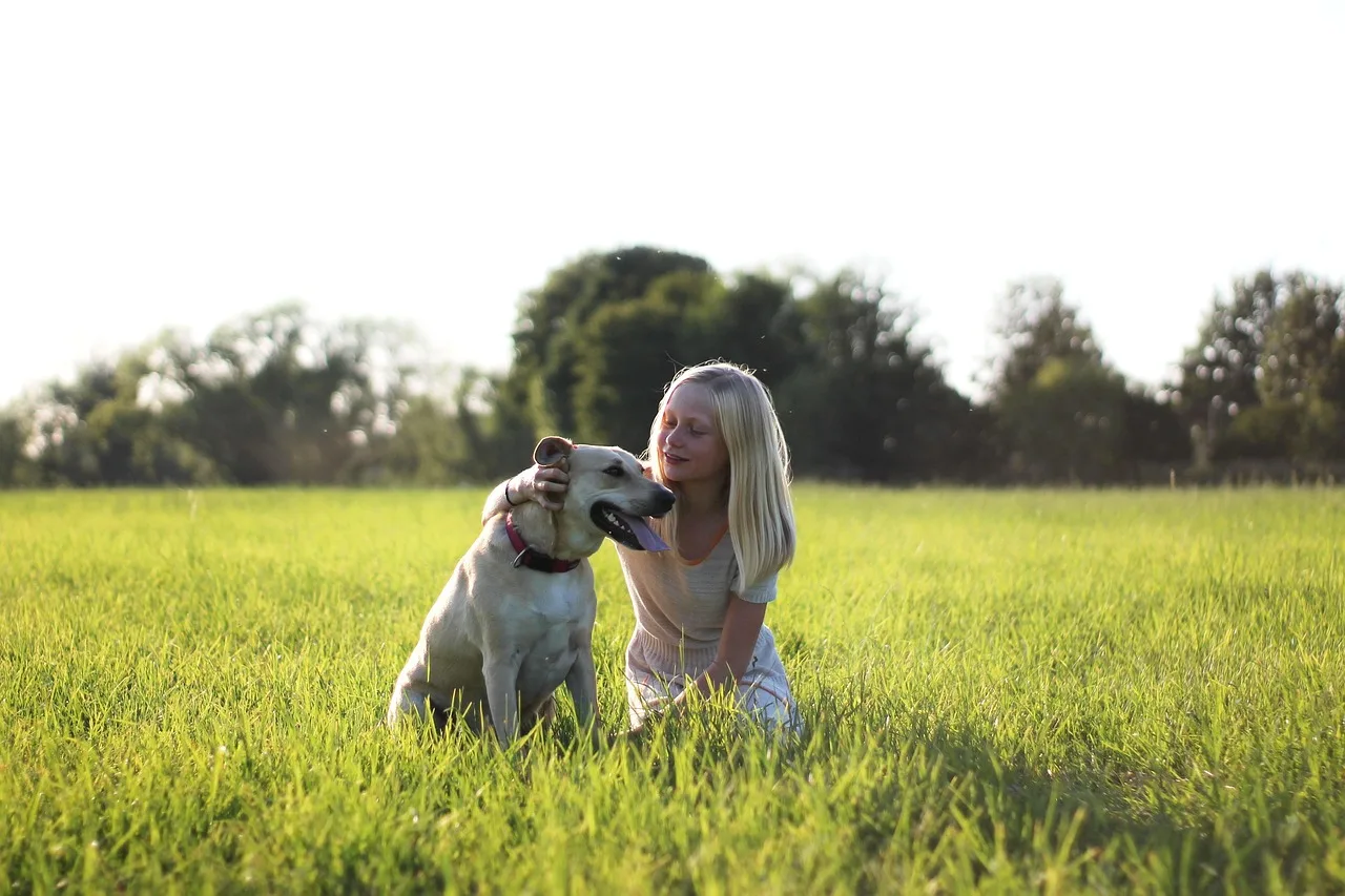 Çocuk ve Labrador köpeği bahçede neşeli portre