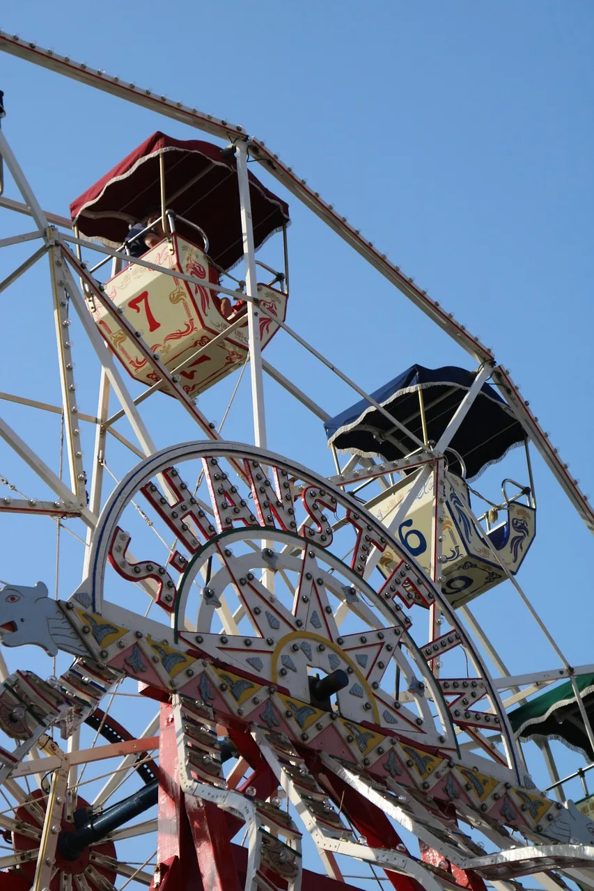 Çocuklar dönerkayaklı lunapark - renkli eğlence fotoğrafı
