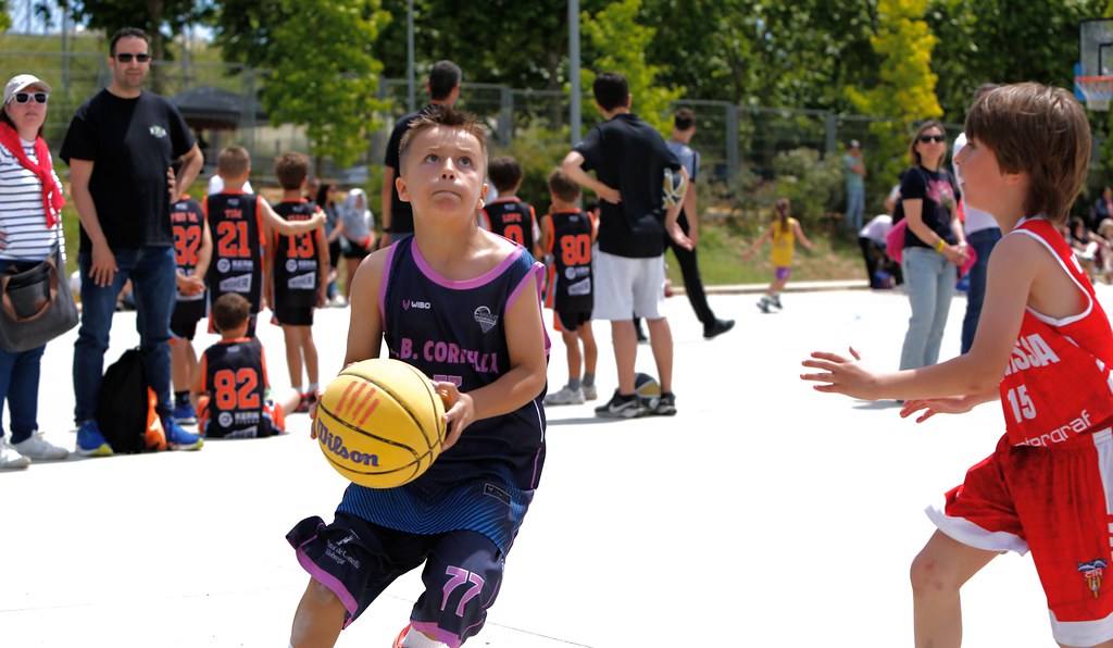 Çocukların açık havada oynadığı heyecan dolu basketbol maçı ve turnuva anı