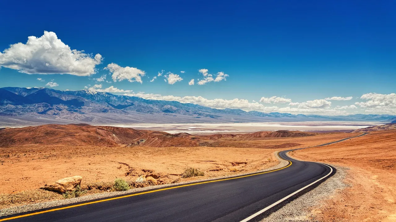Çöl yolu panoramik manzarası - geniş çöl