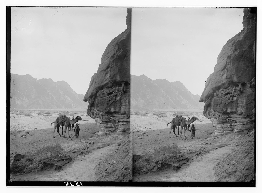 Çölde Develerle Yürüyen Gezgin ve Kayalıkların Eski Stereoskopik Fotoğrafı