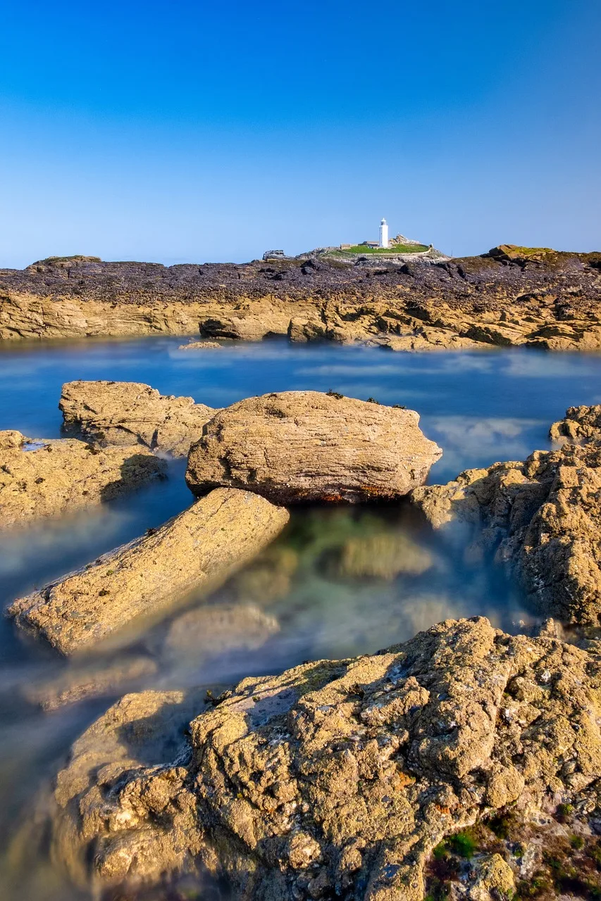 Cornwall sahilinde yaz ışık kulesi manzarası