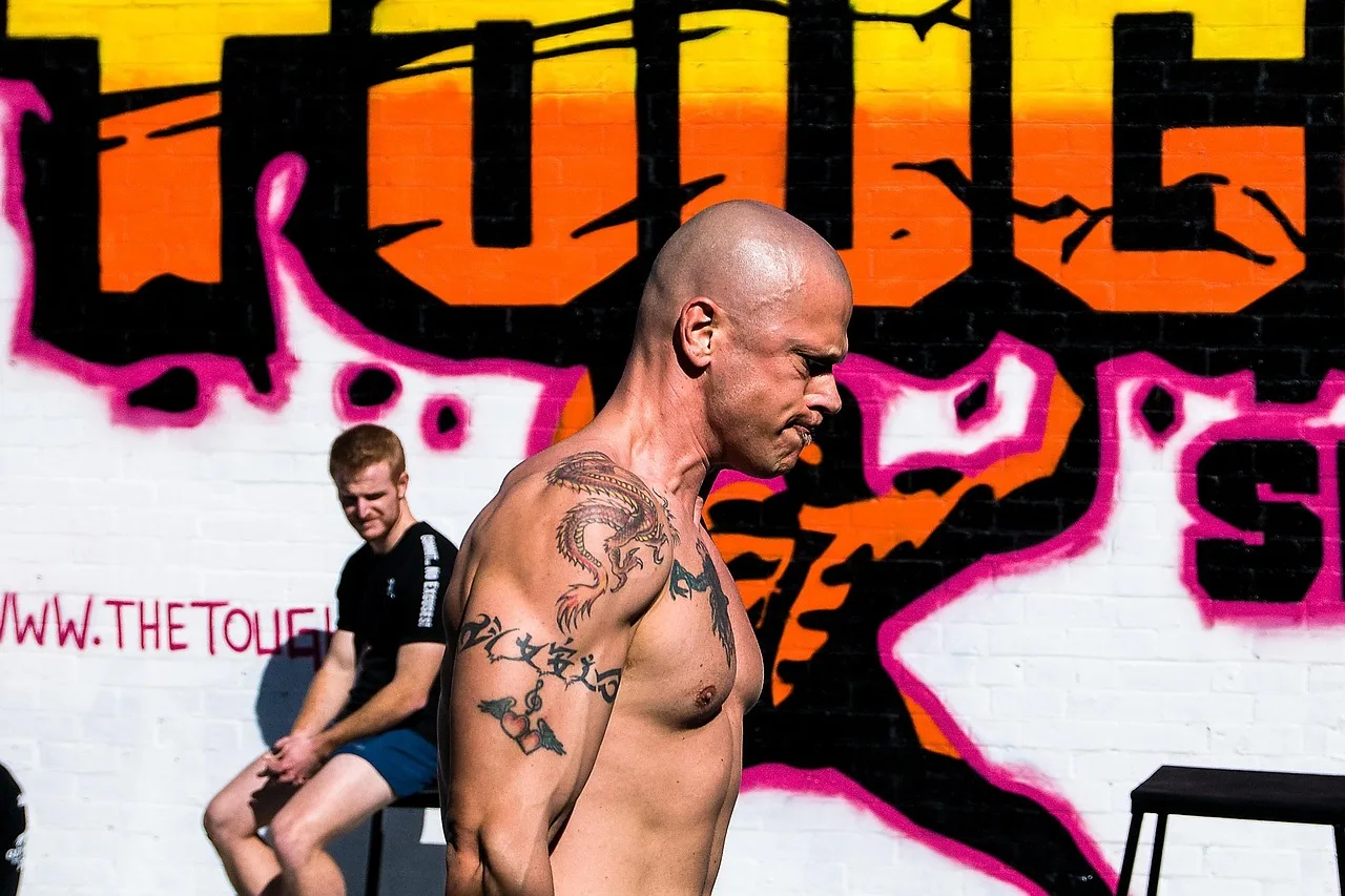 Crossfit salonunda çiftçi yürüyüşü ağırlık antrenmanı