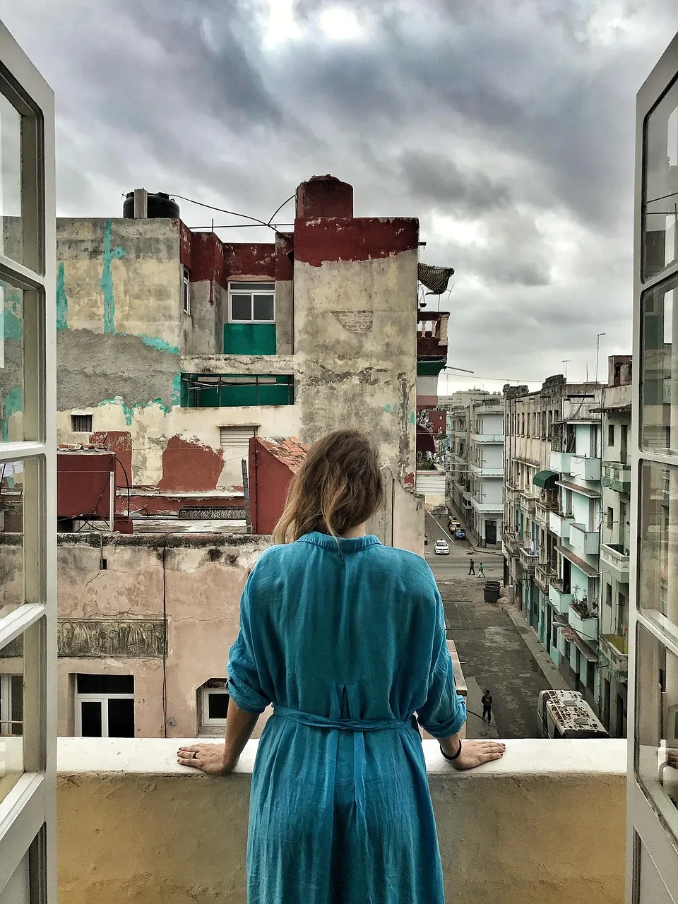 Cuba balkonunda genç kadın portresi - dış mekan