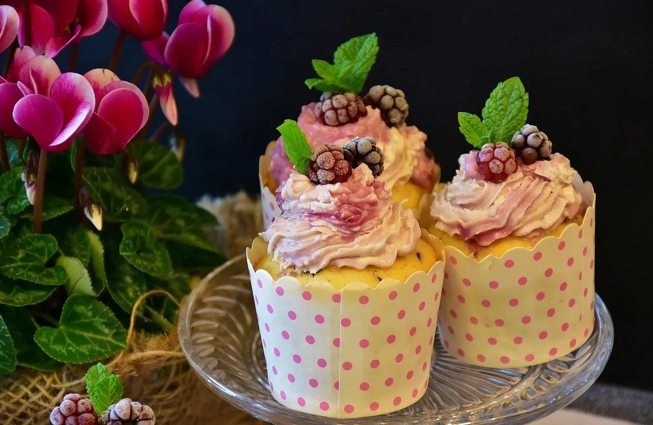 Cupcake kremalı meyveli tart - renkli tatlı