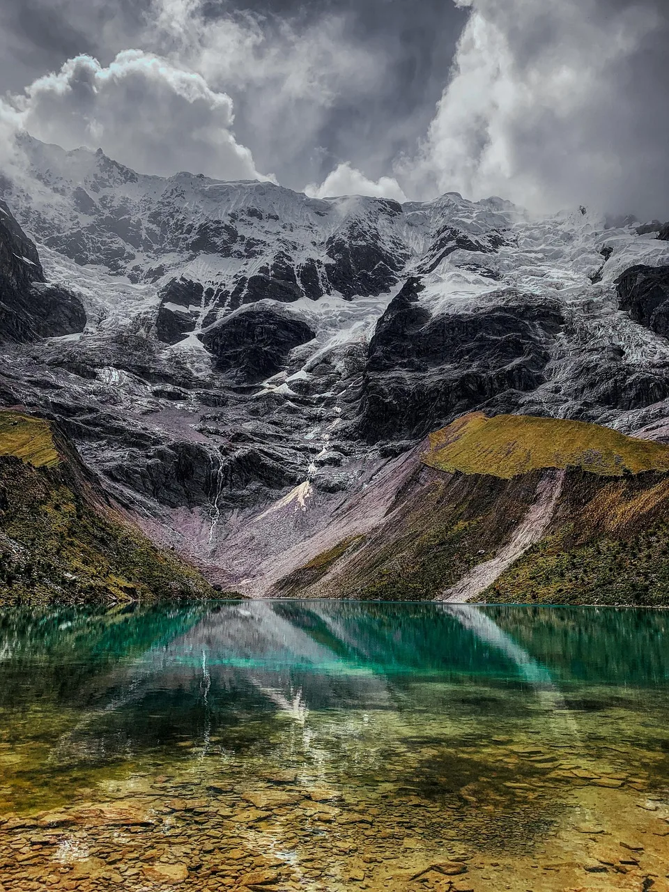 Cusco gölü yansıması - dağ manzaralı doğa fotoğrafı