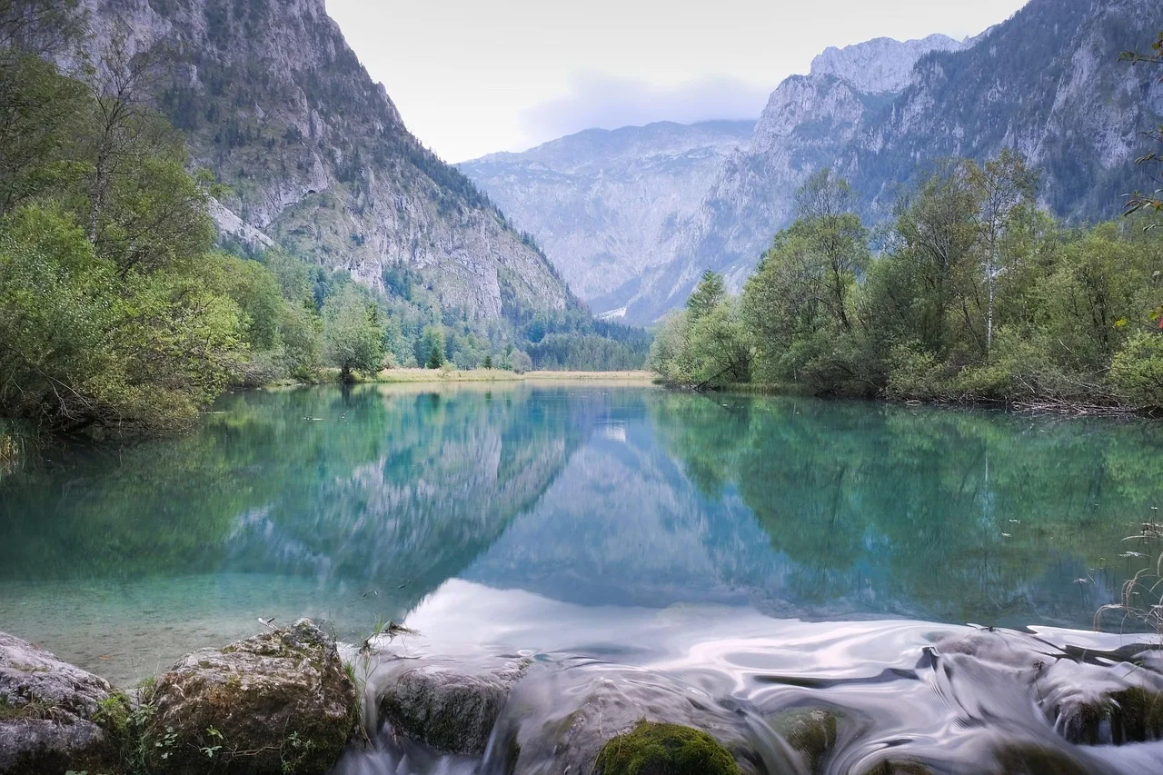 Dağ gölü manzaralı doğal göl fotoğrafı