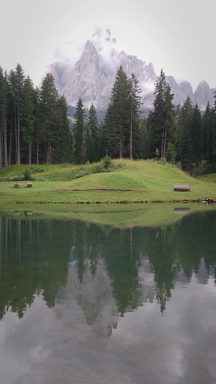 Dağ gölü ve ayna gibi yansımalı panoramik manzara