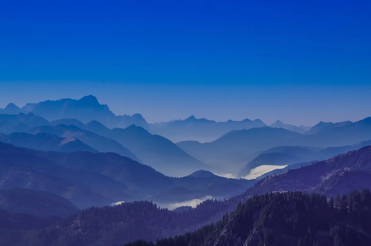 Dağ manzaralı altın saat panoraması - geniş açı