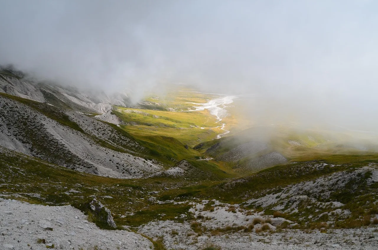 Dağ manzaralı bulutlu vadi fotoğrafı