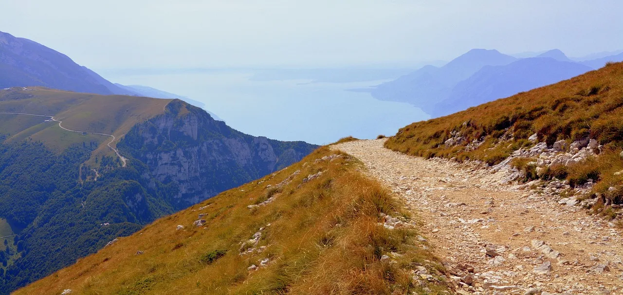 Dağ patikası panoramik manzara - İtalya yürüyüş