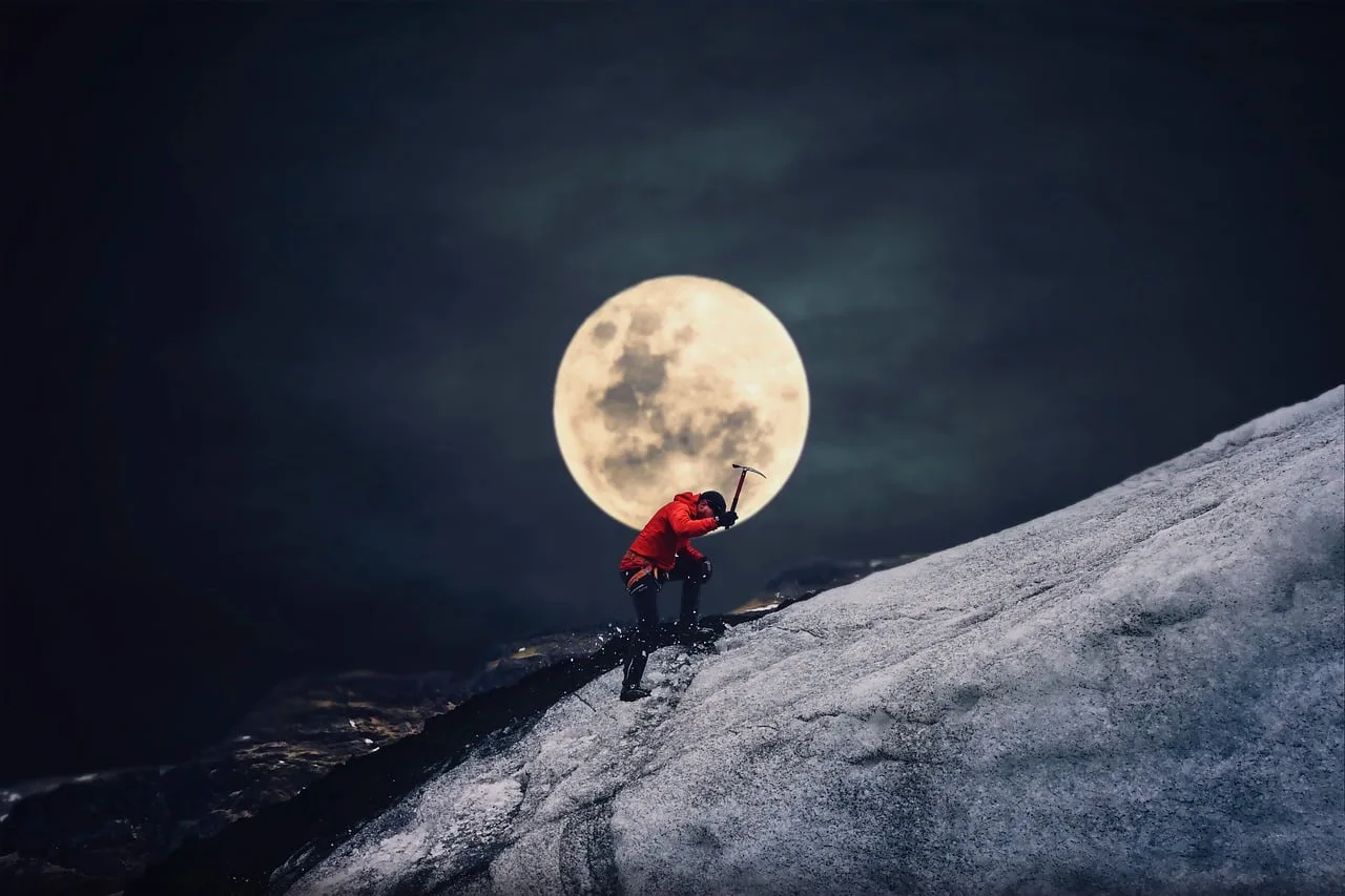 Dağ tırmanışı macerası gece ay ışığı altında