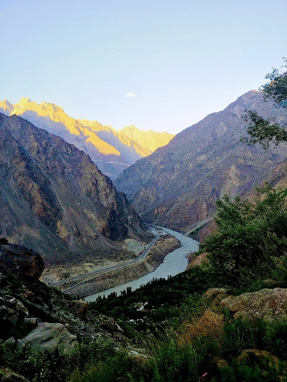 Dağ vadisi huzurlu meditasyon manzarası