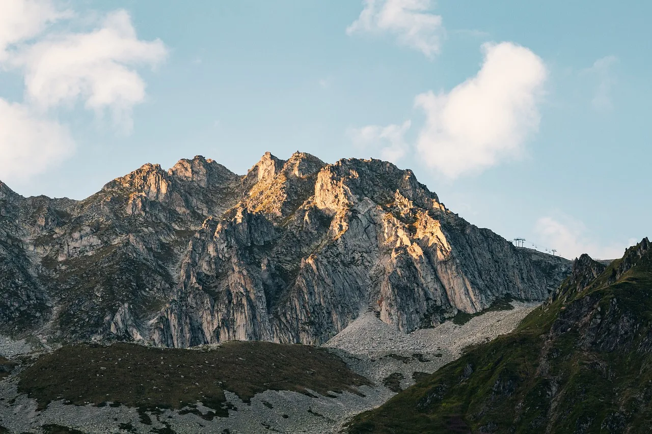 Dağ zirvesi panoramik yaz manzarası