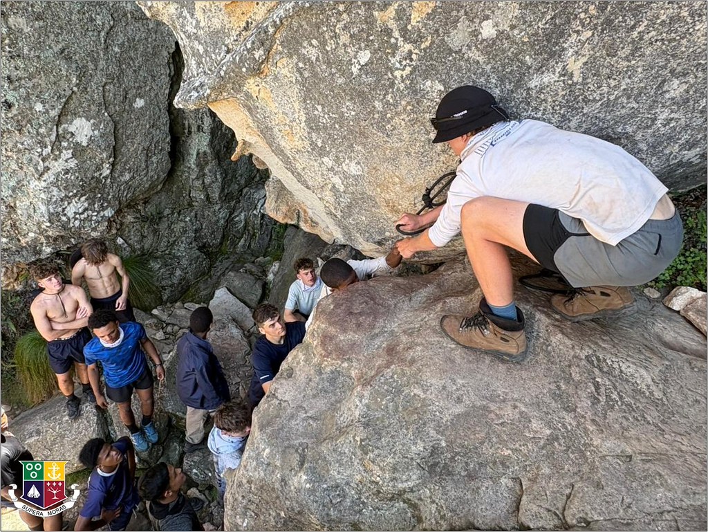 Dağcılık eğitmeni ve genç sporcular kayalık arazide tırmanış yapıyor Dağcılık eğitmeni ve genç sporcular kayalık arazide tırmanış yapıyor