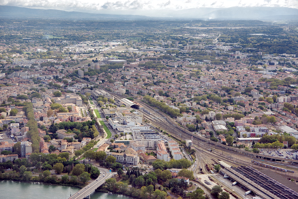 Dağlarla Çevrili Nehir Kenarındaki Avrupa Şehrinin Havadan Panoramik Manzarası