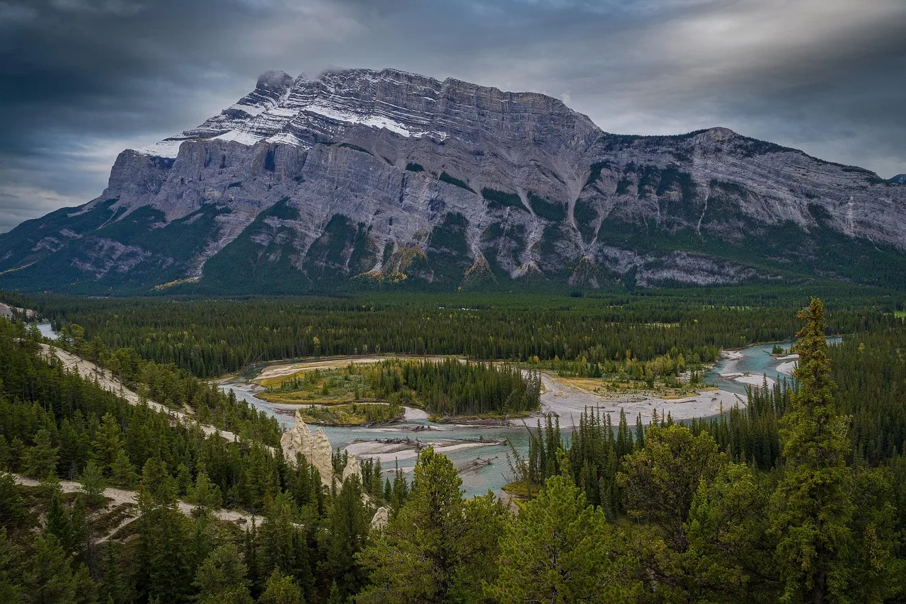 Dağlı nehir manzarası - Banff Ulusal Parkı