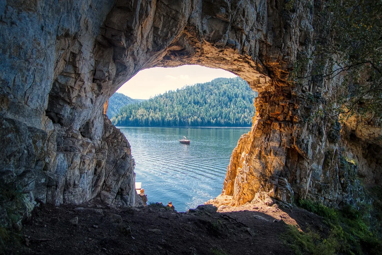 Dağlık adada pencereli deniz manzarası - tatil fotoğrafı