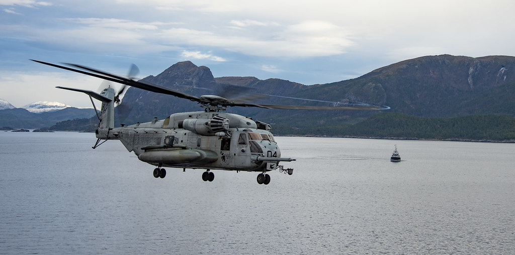 Dağlık Kıyı ve Deniz Üzerinde Alçaktan Uçan Askeri Helikopter
