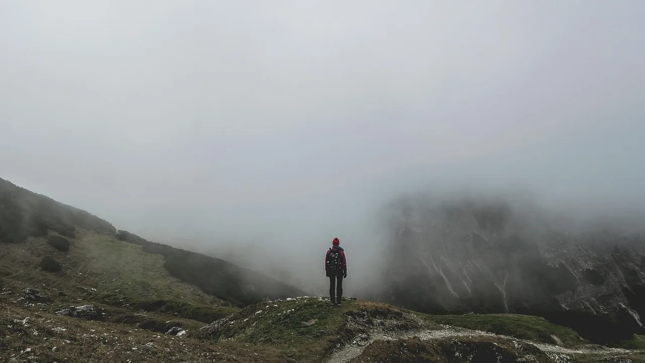Dağlık sisli patika - yalnız gezgin