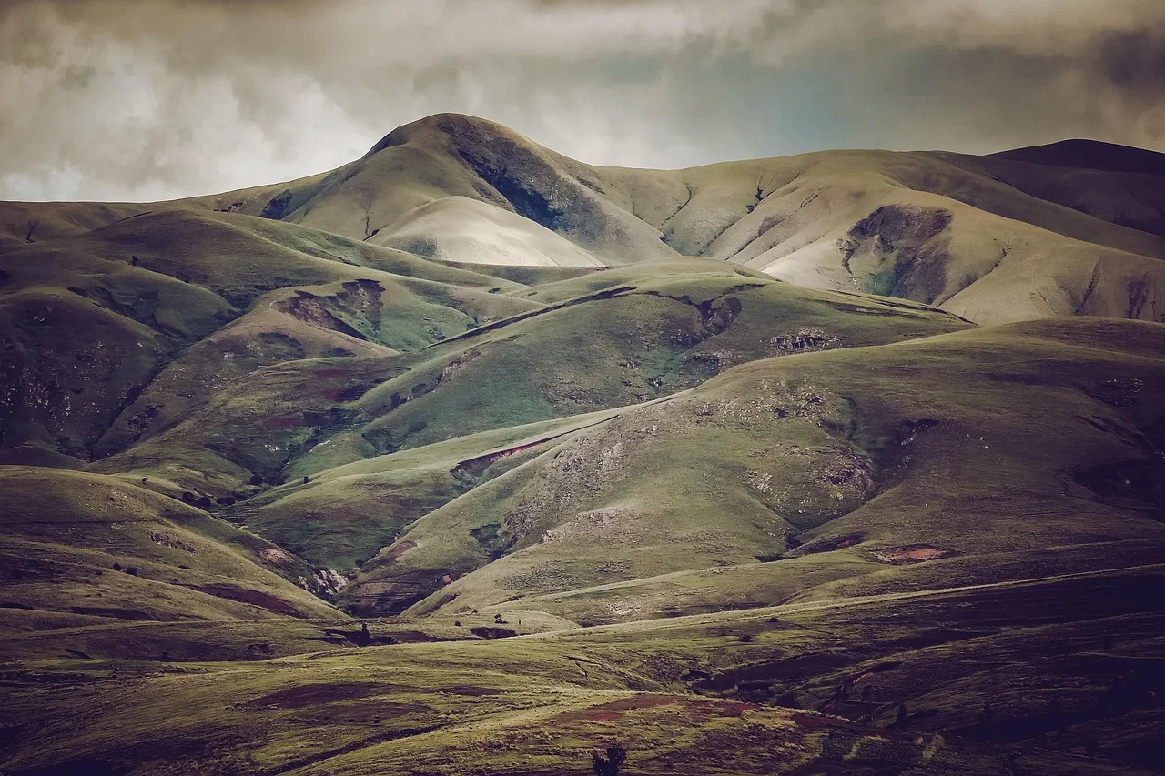 Dağlık tepe manzarası - sisli doğal ortam