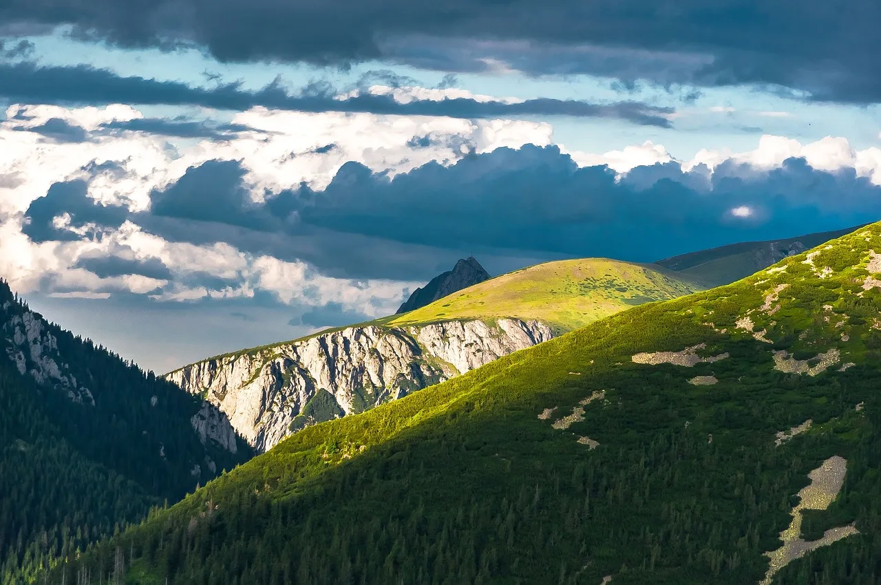 Dağlık yürüyüş patikası gökyüzü manzarası - yaz panoraması