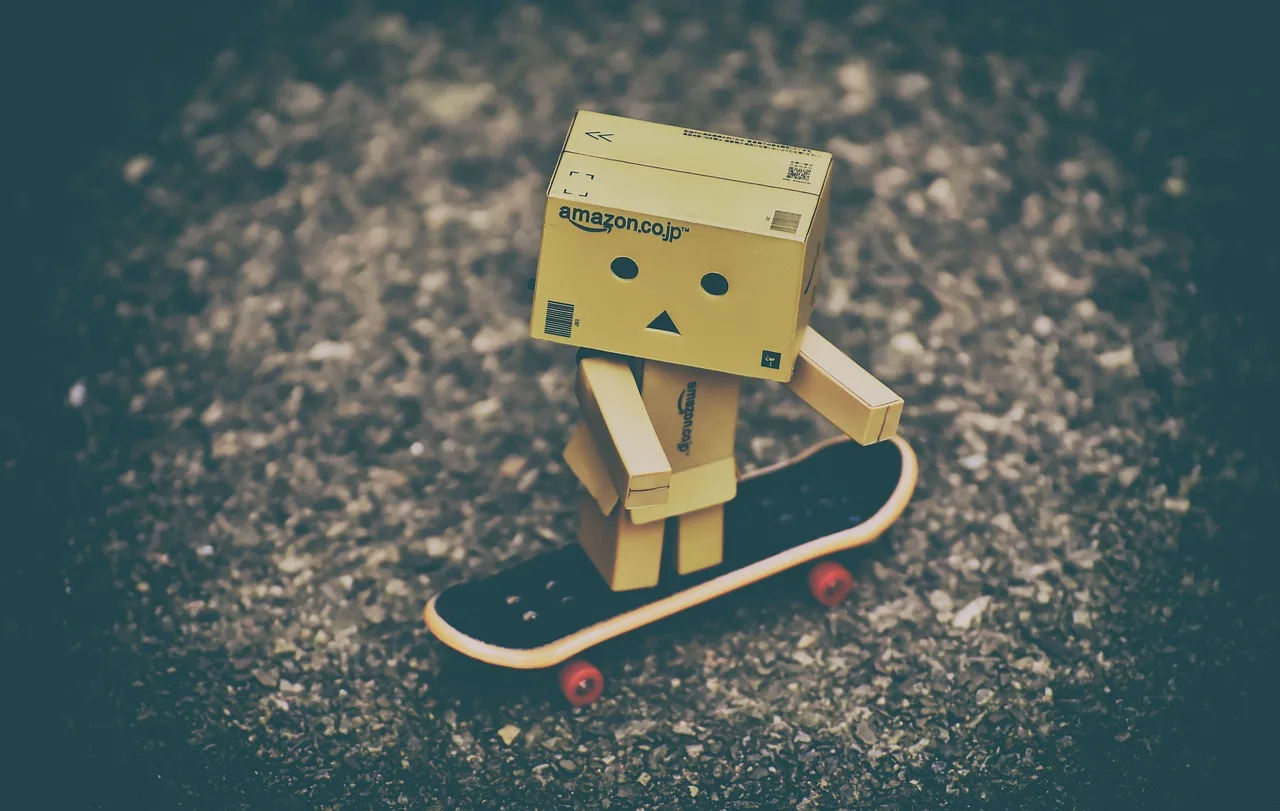 Danbo figürü kaykay sürüyor - sevimli oyuncak