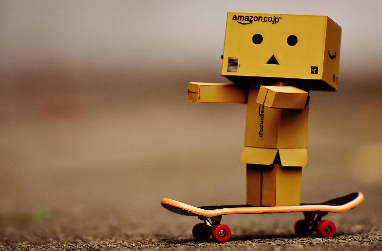 Danbo kaykayda eğlenceli figür - renkli sokak
