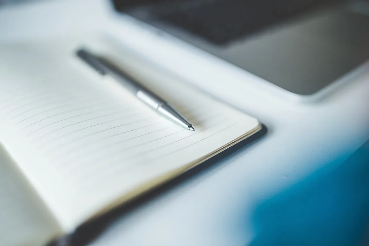 Defter, kalem ve kağıtla ofis masası – iş ortamı