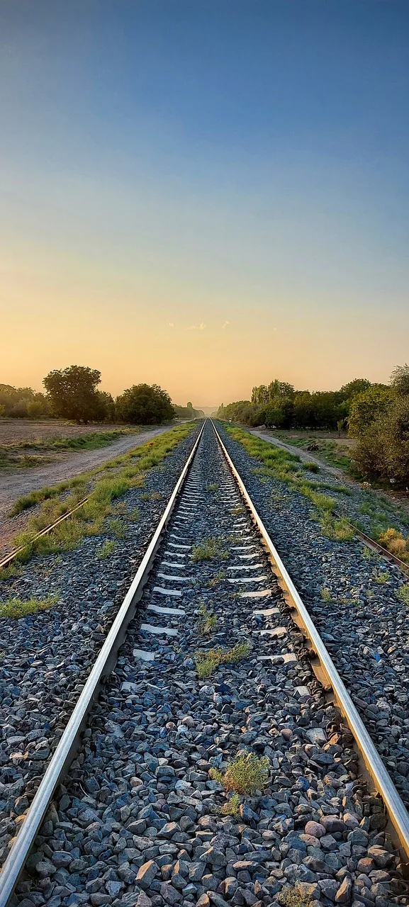 Demiryolu izleri kırsalda uzun uzanan doğal yol