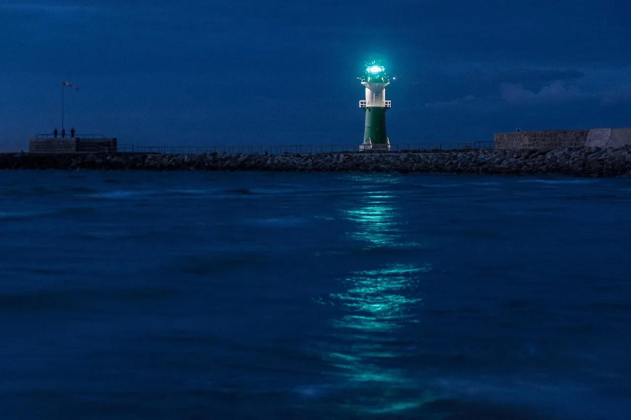 Deniz feneri gece sahil manzarası - ışıklı deniz