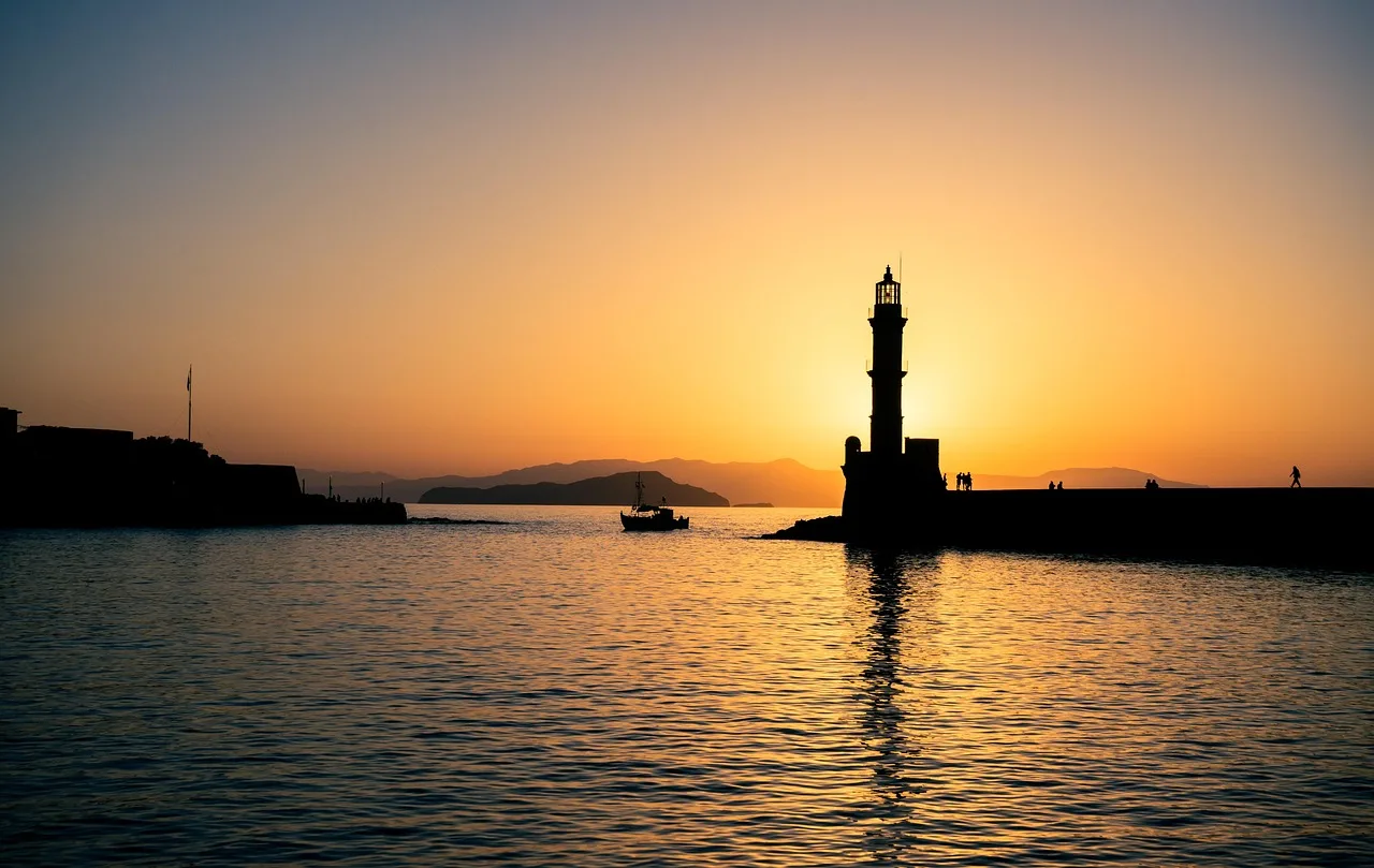Deniz feneri günbatımı liman manzarası - Girit