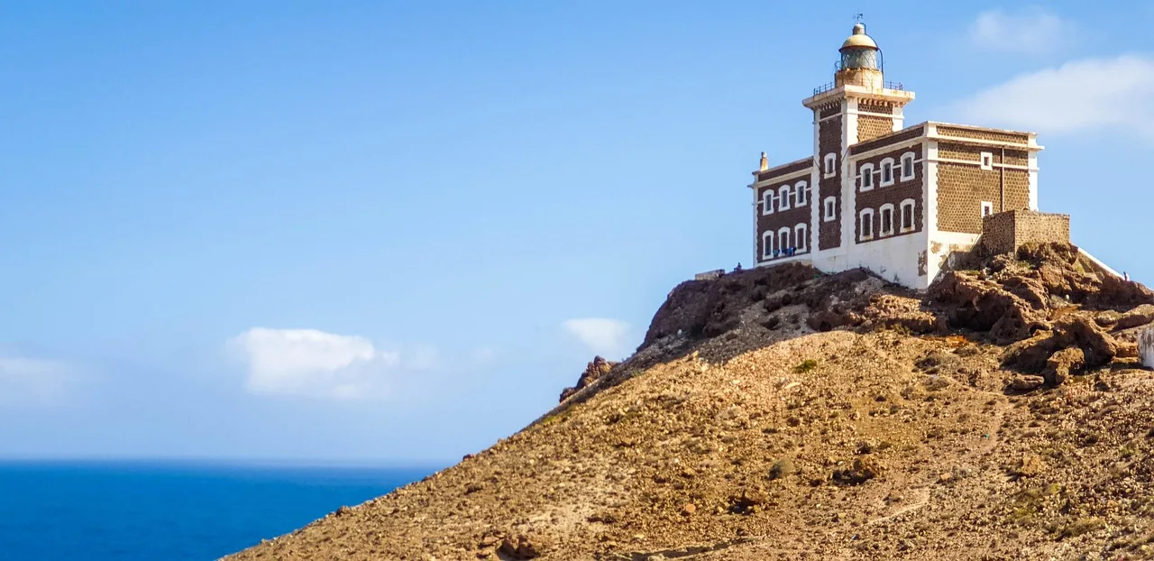 Deniz feneri manzarası Fas kıyısında bulutlu doğa