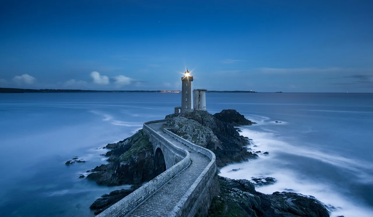Deniz feneri sahil yürüyüşü - taşlı kıyı manzarası
