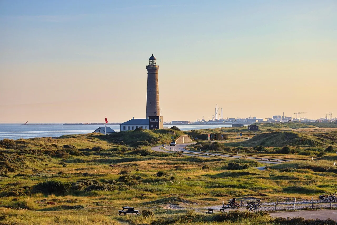 Deniz feneri ve kıyı manzarası - Skagen sahili