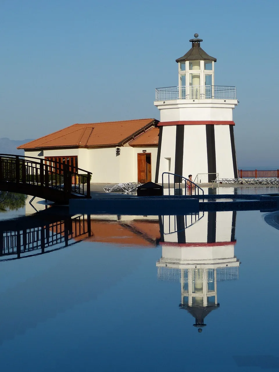 Deniz feneri ve köprü manzaralı tatil fotoğrafı