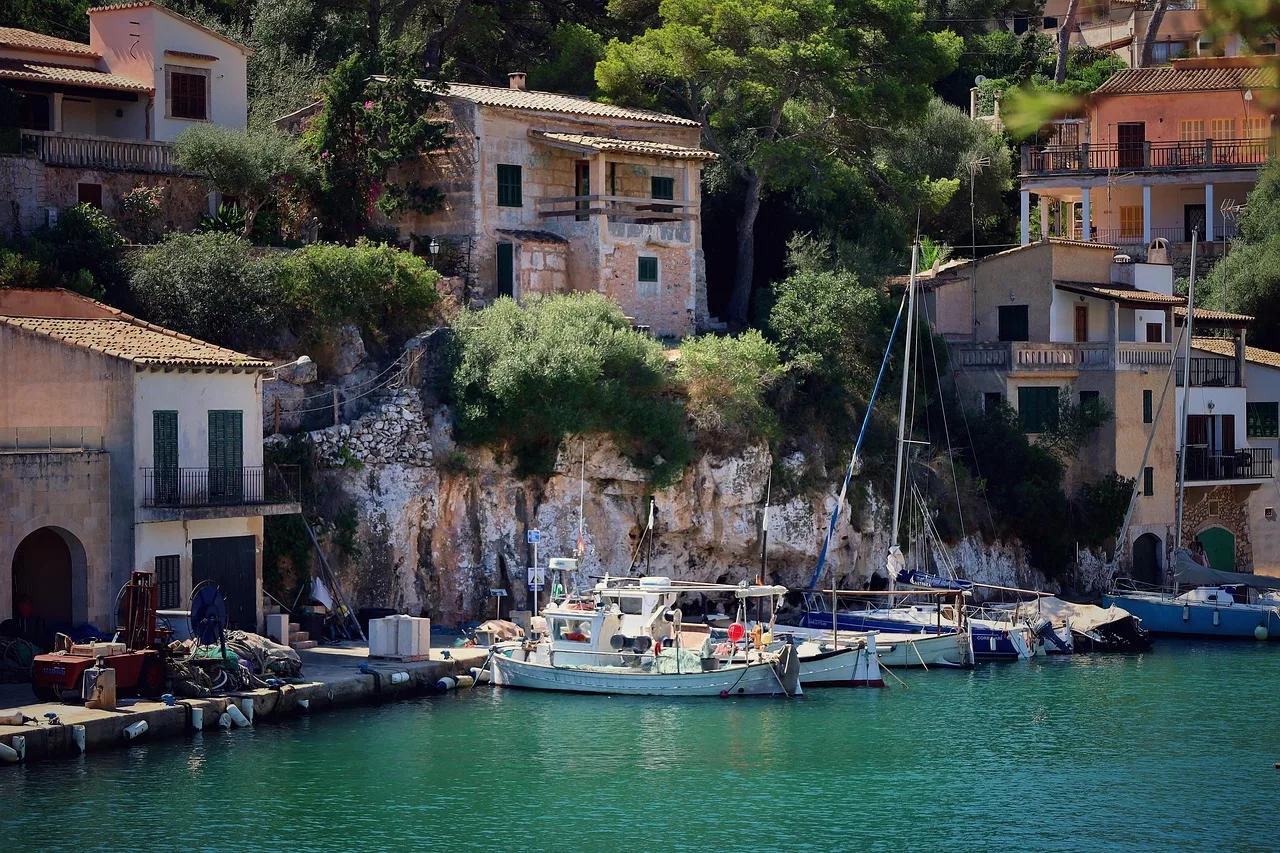 Deniz kenarında balıkçı köyü limanı - Mallorca
