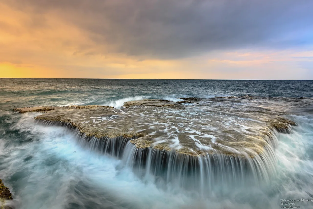 Deniz kıyısında dalgalı kayalık manzara fotoğrafı