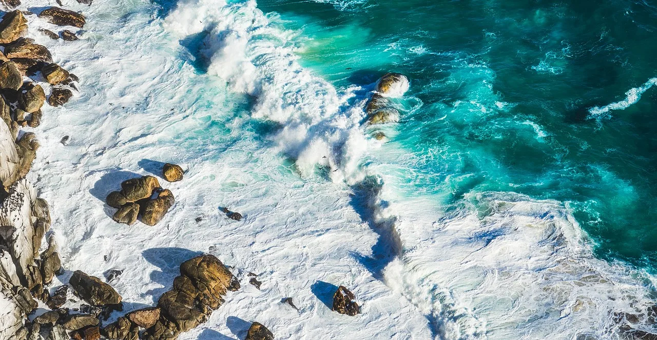 Deniz manzaralı dalgalı kıyı fotoğrafı