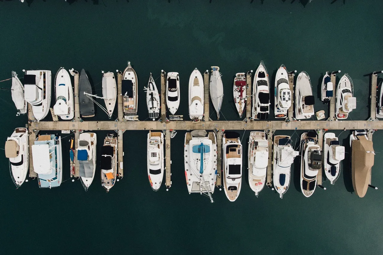 Deniz manzaralı yatlı tekne fotoğrafı - doğal su