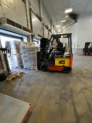 Depoda forklift operatörü lojistik operasyon sırasında palet taşıyor